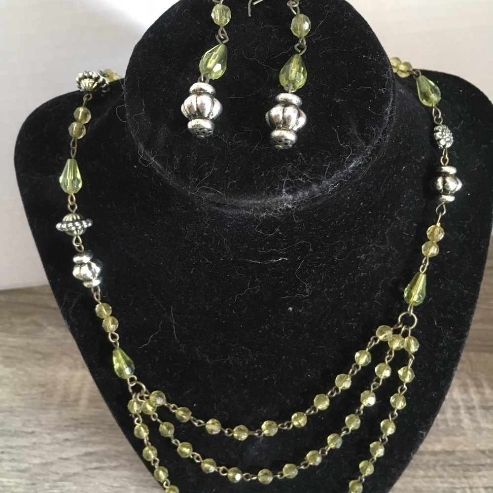 Necklace and earring set